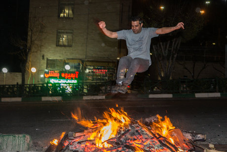 چهارشنبه‌سوری با آداب و رسوم سنتی ایرانی برگزار کنیم
